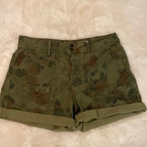 Anthropologie the wanderer Camo shorts Sz 28